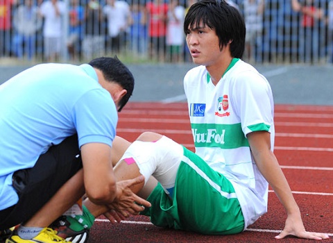 Tiền vệ Tuấn Anh nhập viện khẩn cấp