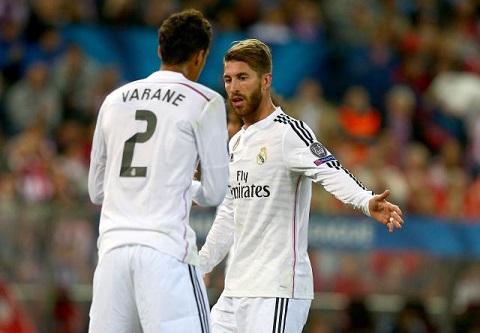 Ramos, Varane chấn thương: Benitez vá hàng thủ Real thế nào?