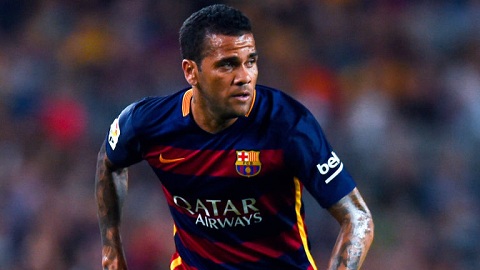 Dani Alves hồi sinh ở Barca: Thông điệp thách thức Aleix Vidal