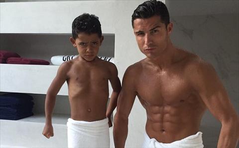 Ronaldo khoe anh cha nao con nay trong phong tap gym hinh anh
