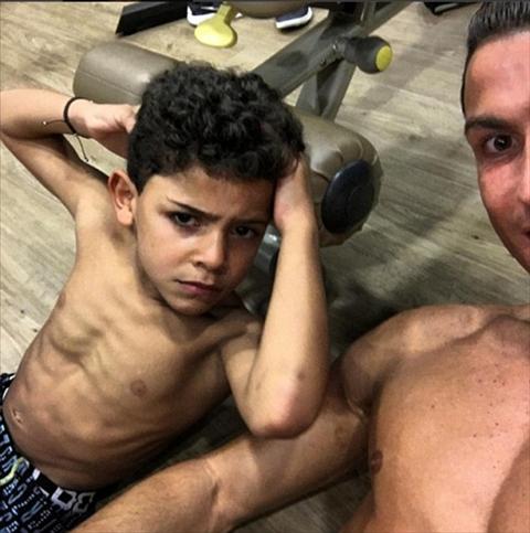 Ronaldo khoe anh cha nao con nay trong phong tap gym hinh anh