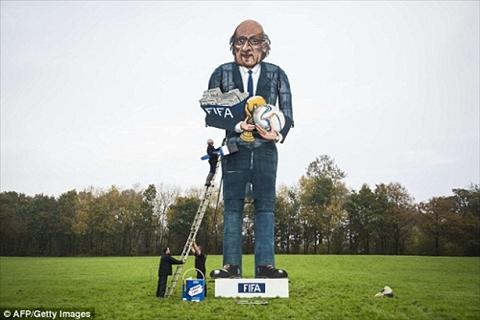 Chu tich FIFA that sung Sepp Blatter sap chau troi hinh anh 3