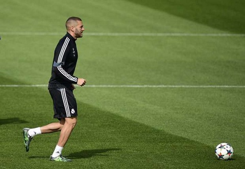 Chăm chỉ tập luyện Benzema vẫn không được ra sân