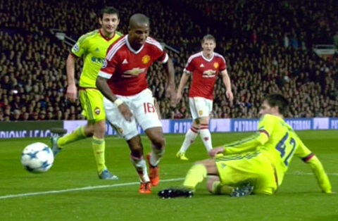 Thánh bay Ashley Young lại bị chỉ trích vì ngựa quen đường cũ