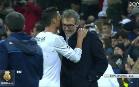 Trổ tài dự đoán Ngôi sao Ronaldo thì thầm điều gì với HLV đối phuơng