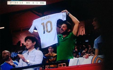 Fan hâm mộ gây bão khi giơ cao áo đấu Real in tên... Messi