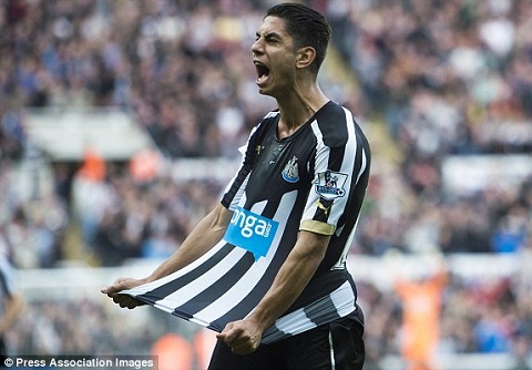 M.U nhắm sát thủ trẻ măng của Newcastle cho phiên chợ Đông