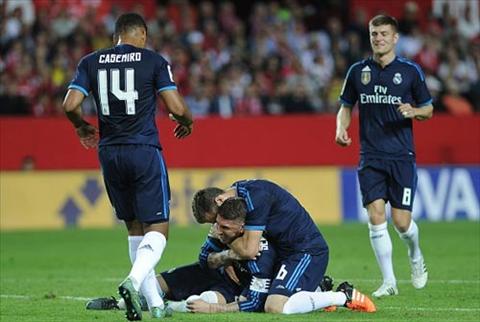 Sergio Ramos sắp lên bàn mổ