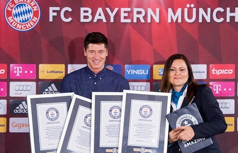 Lewandowski nhận... 4 kỷ lục Guinness cùng lúc