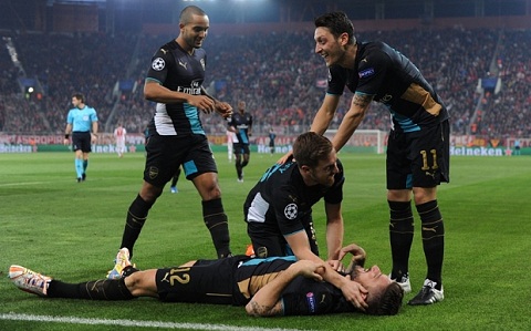 Dàn sao Arsenal bày trò chơi bi-a bằng chân