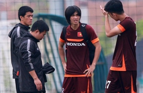 U23 Vietnam vs JFL Selection Tuan Anh va Duy Manh chua the tro lai hinh anh