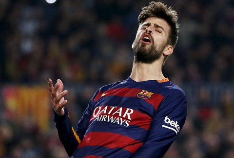 Trung vệ Pique phản đòn về Arbeloa, thêm người thứ ba nhập cuộc