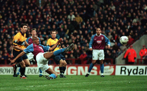Lan gan nhat Aston Villa danh bai Arsenal tai Villa Park o giai Ngoai hang Anh la vao ngay 13/12/1998 (cach day tron 17 nam), sau khi bi dan 2-0 trong hiep 1