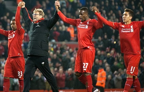 HLV Klopp cùng học trò tri ân CĐV Liverpool