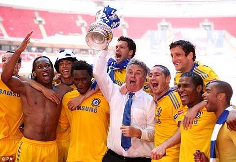 Cáo già Guus Hiddink: Ứng viên sáng giá nhất kế nhiệm chiếc ghế của Jose Mourinho