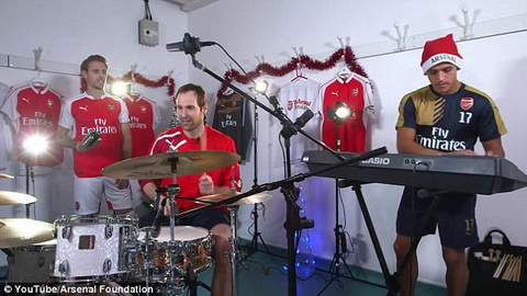 Dàn sao Arsenal trổ tài chơi nhạc Giáng sinh