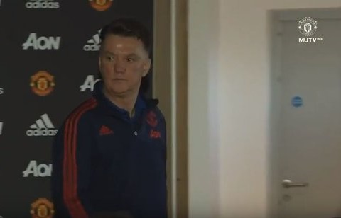Bài phát biểu lịch sử của HLV Louis van Gaal trước trận gặp Stoke (Vietsub)