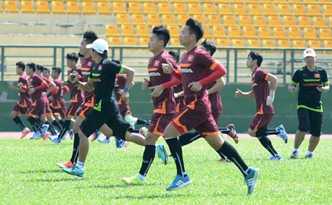 U23 Viet Nam tap giua troi nang tai Binh Duong