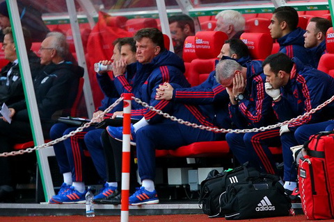 Chưa hết dớp "thua nhục", hồi chuông sắp điểm với Van Gaal