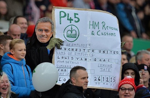 Van Gaal bị CĐV Stoke chế giễu ở trận thua nhục trên sân Britannia