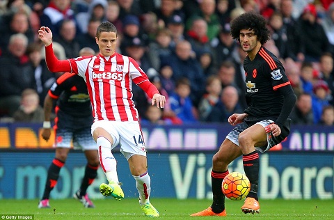 Dư âm Stoke 2-0 M.U: Giờ thì Fellaini cũng chẳng thể cứu Van Gaal