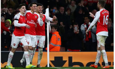 Phong do choi sang cua Mesut Ozil (thu hai tu trai sang) giup Arsenal co chien thang nhe nhang truoc Bournemouth. Anh: Reuters.