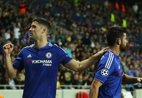 trung ve gary cahill hinh anh