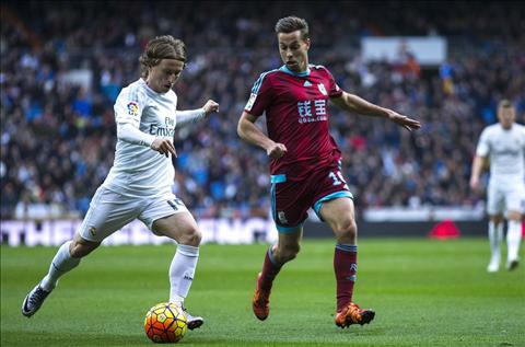 Cựu sao Real Madrid trở lại Bernabeu trong nước mắt