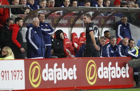 Tiền vệ Henderson bị nghi tái phát chấn thương, Klopp lo ngay ngáy