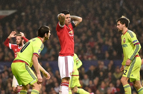 Marcos Rojo sắp là đồng đội của Chicharito