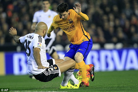 Mất điểm ngoạn mục vào tay anh em nhà Neville, Barca run rẩy trên ngôi đầu BXH La Liga