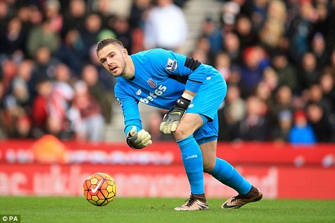 Người cũ khuyên M.U mua thủ môn Stoke thay De Gea