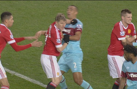 Schweinsteiger đối mặt với án treo giò nặng từ FA