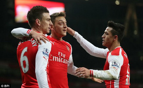 Arsenal lọt vào top 4, HLV Wenger cầu khấn M.U sảy chân