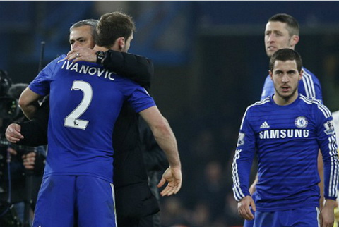 Du am tran Chelsea vs Everton HLV Jose Mourinho doa phong vien hinh anh