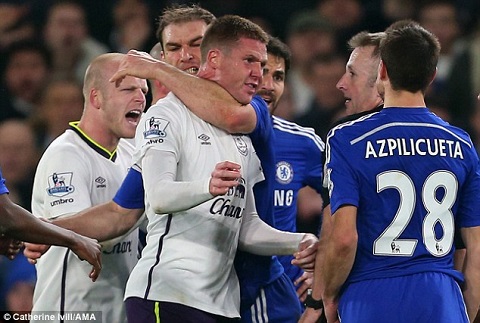 Ivanovic co hanh vi tho bao trong tran Chelsea vs Everton hinh anh