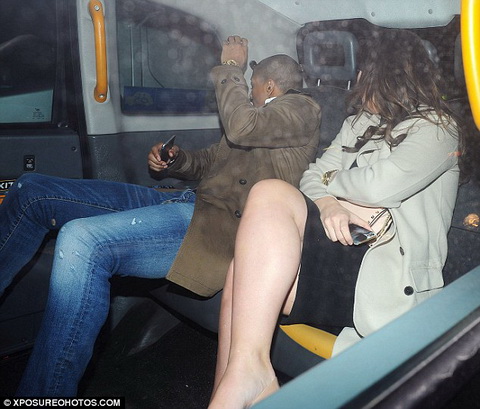 Ashley Young chay tron paparazzi hinh anh