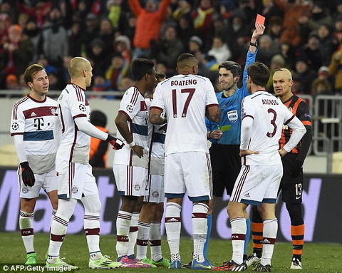 Tình huống nhận thẻ đỏ khó hiểu của Xabi Alonso