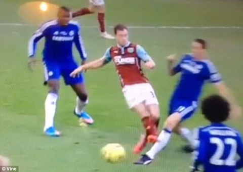 Thầy trò Burnley bênh nhau vụ “dắt mũi” Nemanja Matic