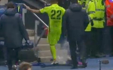 Dani Alves “nổi điên” khi bị Enrique thay ra