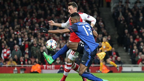 Oezil thi dau that vong o tran Arsenal vs Monaco hinh anh 2