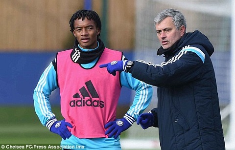 Chelsea mua Cuadrado, Mourinho don vien binh khi thieu song sat hinh anh