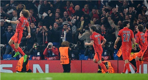 Siêu anh hùng David Luiz rối rít xin lỗi Chelsea vì lỡ ăn mừng bàn thắng