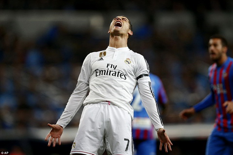 SOC Cristiano Ronaldo vang tuc tho thien voi fan Real Madrid hinh anh