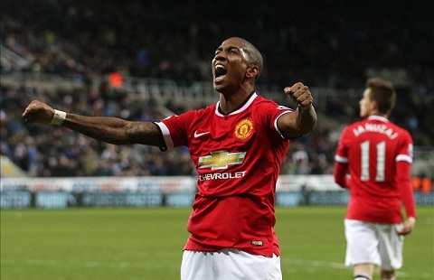 Ashley Young cua M.U muon tro lai khoac ao DT Anh hinh anh