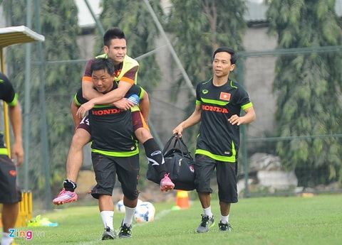 Bac si Olympic VN nghi viec sau van nan chan thuong o tuyen  hinh anh