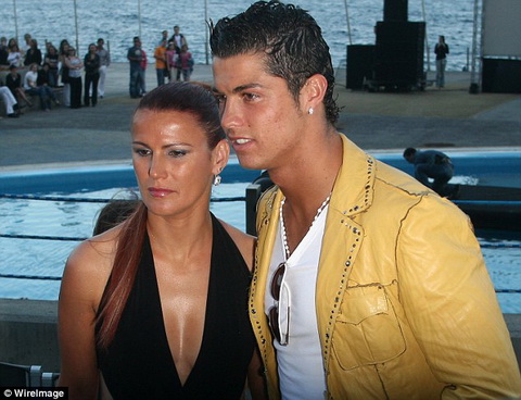 Chi gai Ronaldo benh em trong vu chia tay sieu mau Irina Shayk hinh anh