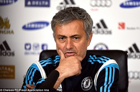 Mourinho chơi trò "đánh trống bỏ dùi" với trọng tài