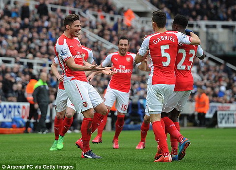 "Thần công" Giroud thể hiện uy lực, dàn Pháo thủ cực nhọc bắn hạ bầy Chích choè