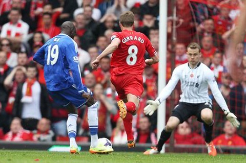  Dai chien Chelsea vs Liverpool Ngay Gerrard di tim su thanh than hinh anh 2